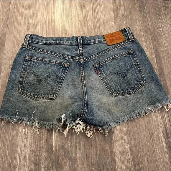 Levis 501 women’s Denim Shorts Raw Distressed Size 29 Button Fly - Picture 2 of 8